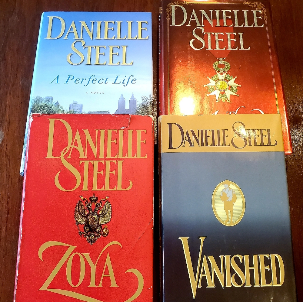4 for $25! Lot of Danielle Steel Books 📚